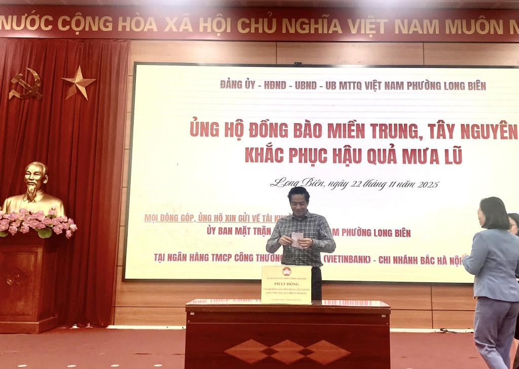 Phường Long Biên chung sức ủng hộ đồng bào vùng lũ miền Trung Phường Long Biên chung sức ủng hộ đồng bào vùng lũ miền Trung