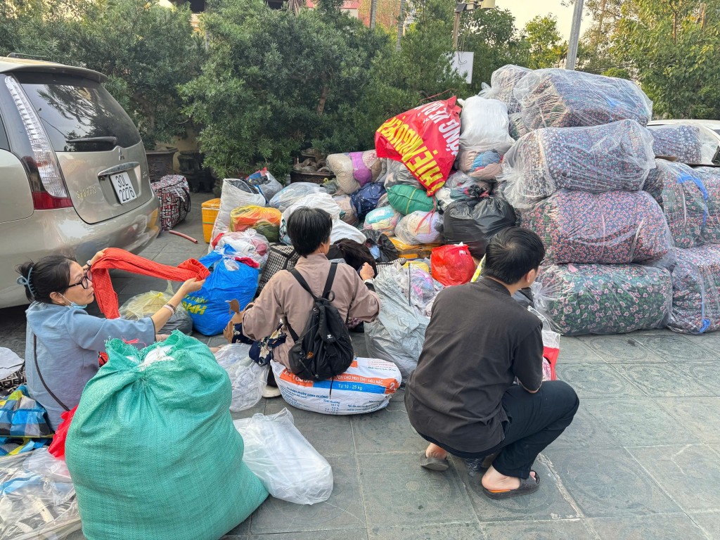 Phường Long Biên chung sức ủng hộ đồng bào vùng lũ miền Trung Phường Long Biên chung sức ủng hộ đồng bào vùng lũ miền Trung