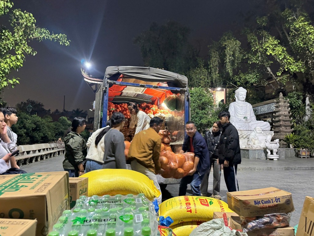 Phường Long Biên chung sức ủng hộ đồng bào vùng lũ miền Trung Phường Long Biên chung sức ủng hộ đồng bào vùng lũ miền Trung