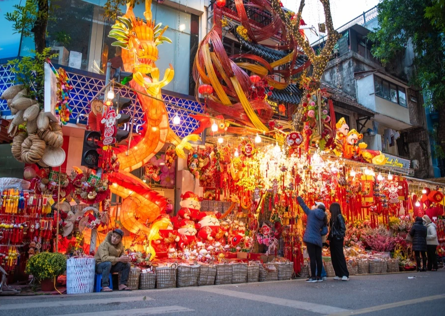 Người dân, du khách thích thú với diện mạo mới của phố Hàng Mã