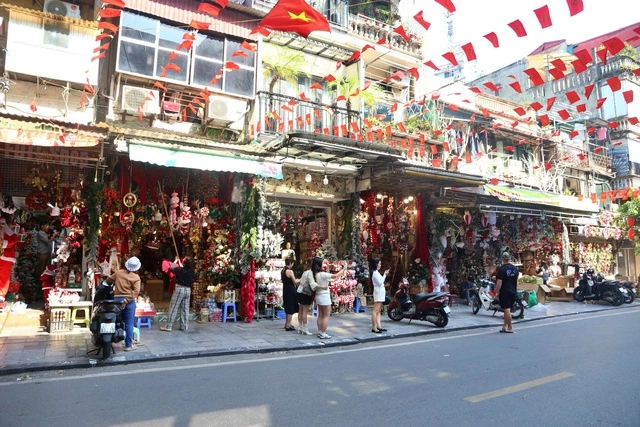 Người dân, du khách thích thú với diện mạo mới của phố Hàng Mã