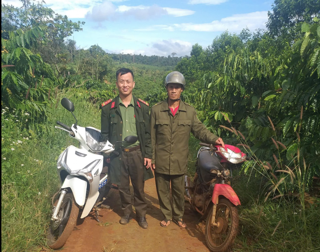 Công an Tuy Đức bám rẫy bảo vệ mùa màng cho nông dân