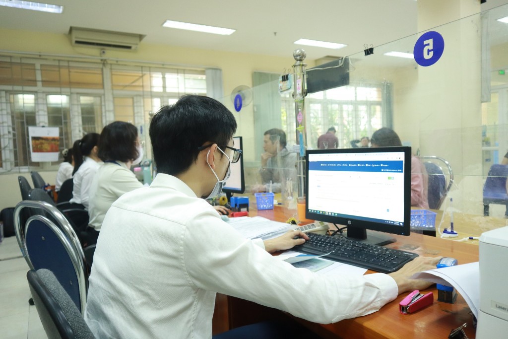  BHXH Việt Nam cũng đẩy mạnh trên khai các dịch vụ công trực tuyến trên Cổng dịch vụ công quốc gia, Cổng dịch vụ công BHXH Việt Nam, cũng như trên các ứng dụng VneID, VssID