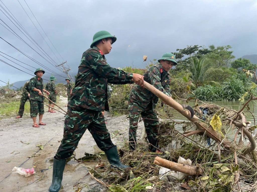 Khắp nơi là cảnh ngổn ngang: cây cối bật gốc, đất đá sạt lở, nhiều khu dân cư vẫn hằn rõ dấu vết của dòng nước dữ (Ảnh: Báo QK5) Khắp nơi là cảnh ngổn ngang: cây cối bật gốc, đất đá sạt lở, nhiều khu dân cư vẫn hằn rõ dấu vết của dòng nước dữ (Ảnh: Báo QK5)