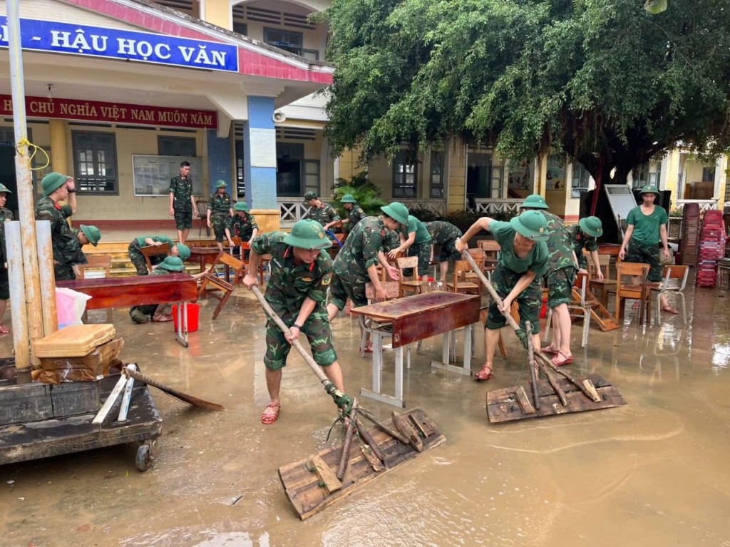 Bằng quyết tâm cao độ, các chiến sĩ đã chạy đua với thời gian, quyết tâm trả lại ngôi trường sạch đẹp để các em học sinh có thể sớm trở lại lớp (Ảnh: Báo QK5) Bằng quyết tâm cao độ, các chiến sĩ đã chạy đua với thời gian, quyết tâm trả lại ngôi trường sạch đẹp để các em học sinh có thể sớm trở lại lớp (Ảnh: Báo QK5)