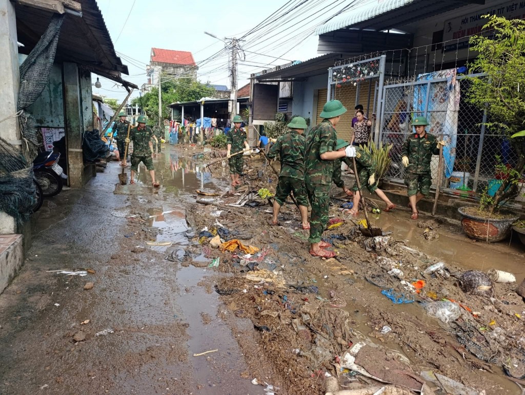 Những hành động thiết thực và kịp thời này đang tiếp thêm sức mạnh để người dân vùng lũ sớm ổn định cuộc sống Những hành động thiết thực và kịp thời này đang tiếp thêm sức mạnh để người dân vùng lũ sớm ổn định cuộc sống