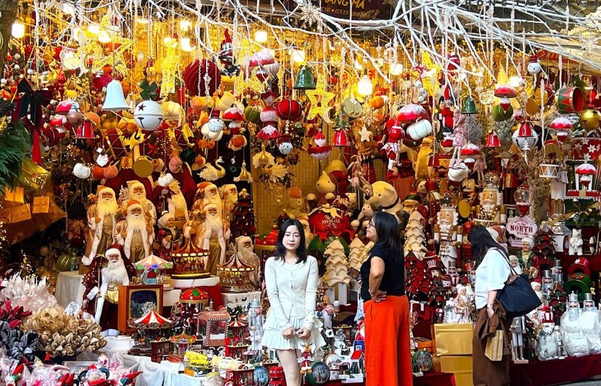 Người dân, du khách thích thú với diện mạo mới của phố Hàng Mã