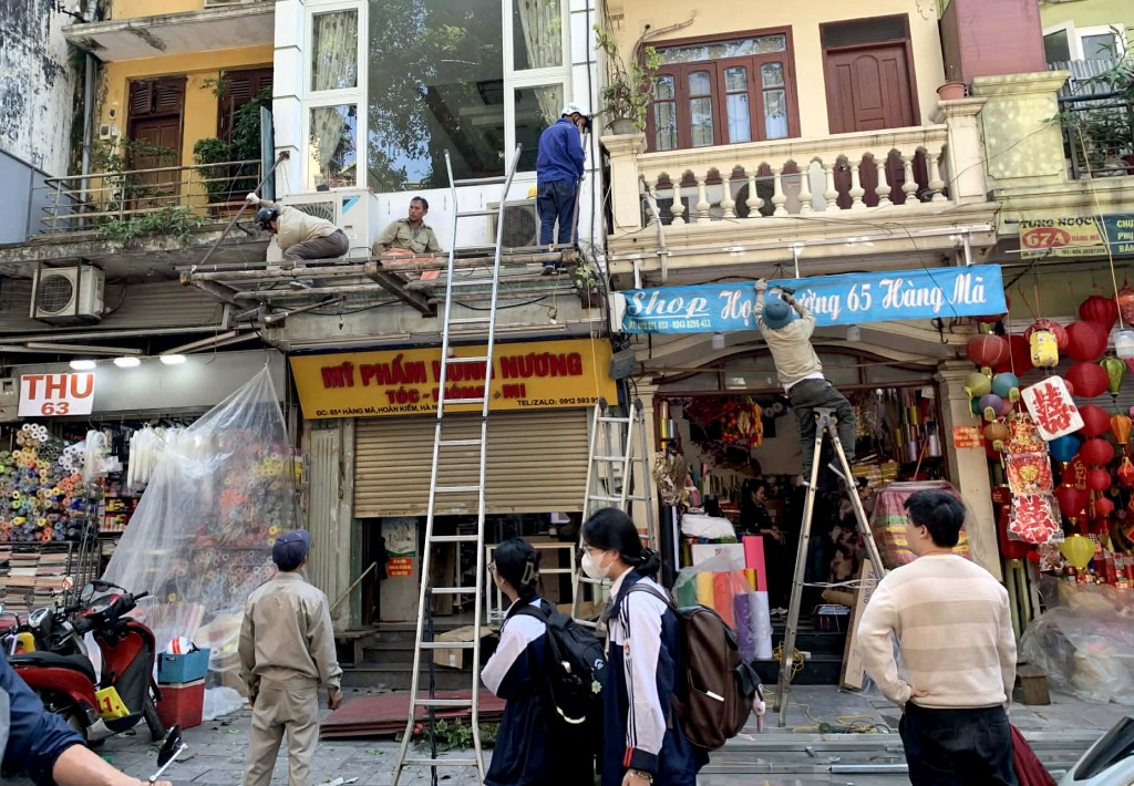 Nhiều cửa hàng thuê công nhân cắt bỏ mái che, chỉnh trang tuyến phố Hàng Mã Nhiều cửa hàng thuê công nhân cắt bỏ mái che, chỉnh trang tuyến phố Hàng Mã