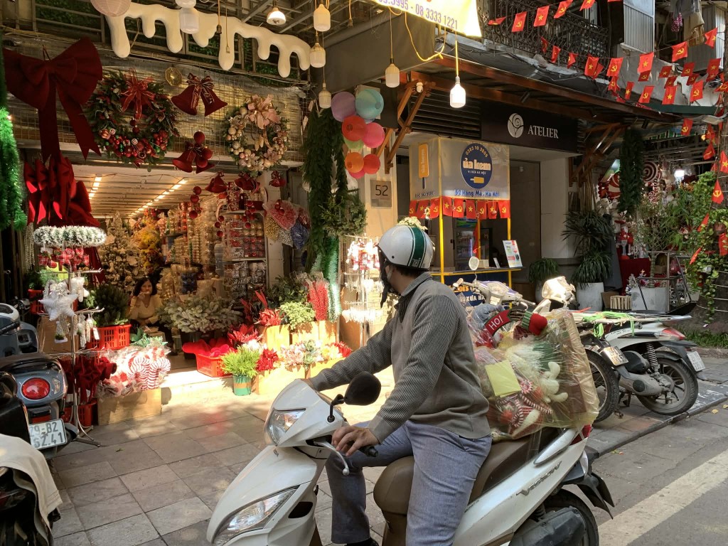 Cùng với việc cắt bỏ mái ché, mái vẩy lấn chiếm vỉa hè thì hoạt động kinh doanh tại phố Hàng Mã và nhiều tuyến phố vẫn diễn ra bình thường Cùng với việc cắt bỏ mái ché, mái vẩy lấn chiếm vỉa hè thì hoạt động kinh doanh tại phố Hàng Mã và nhiều tuyến phố vẫn diễn ra bình thường