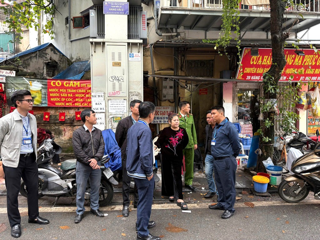 Cán bộ công chức phường Hoàn Kiếm xuống địa bàn phối hợp tuyên truyền vận động người dân thực hiện phường kiểu mẫu về trật tự, văn minh đô thị Cán bộ công chức phường Hoàn Kiếm xuống địa bàn phối hợp tuyên truyền vận động người dân thực hiện phường kiểu mẫu về trật tự, văn minh đô thị