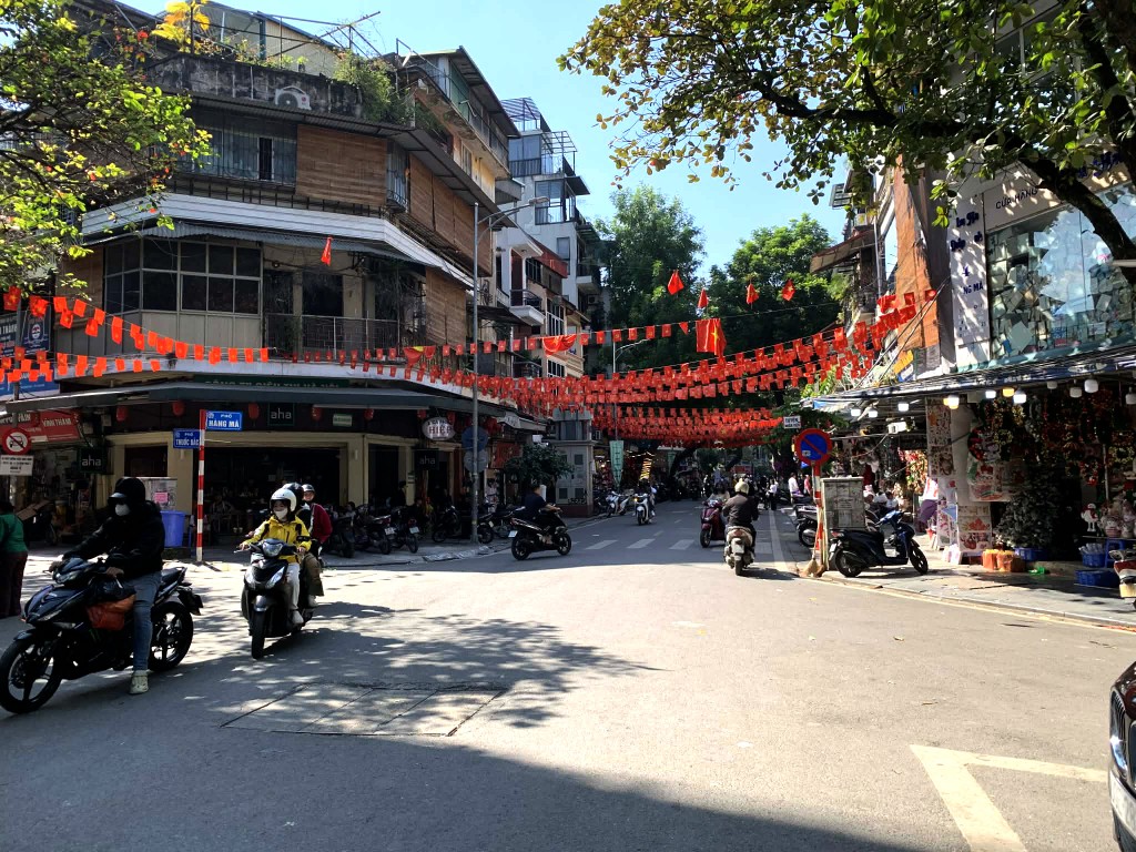 Vỉa hè, tuyến phố Hàng Mã đã ngăn nắp, gọn gàng (ảnh chụp trưa 24/11) Vỉa hè, tuyến phố Hàng Mã đã ngăn nắp, gọn gàng (ảnh chụp trưa 24/11)