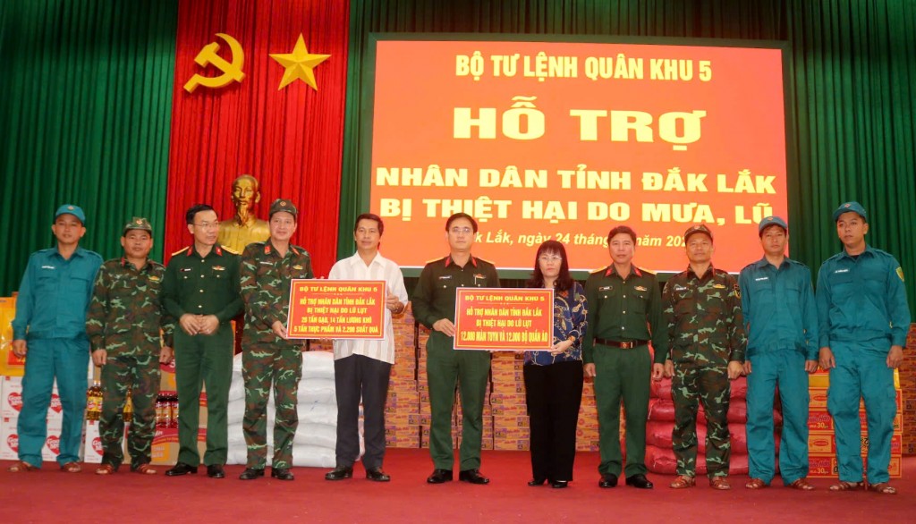 Bộ Tư lệnh Quân khu 5 hỗ trợ nhu yếu phẩm, quần áo, gạo cho nhân dân tỉnh Đắk Lắk bị thiệt hại dó mưa lũ Bộ Tư lệnh Quân khu 5 hỗ trợ nhu yếu phẩm, quần áo, gạo cho nhân dân tỉnh Đắk Lắk bị thiệt hại dó mưa lũ