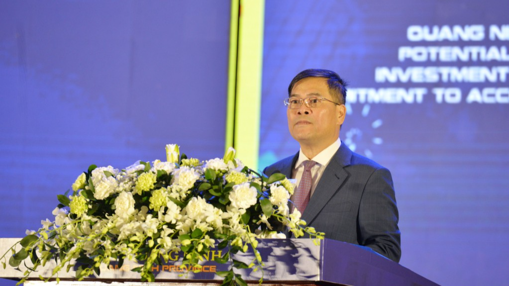 Chủ tịch Ủy ban nhân dân tỉnh Quảng Ninh Bùi Văn Khắng phát biểu tại hội nghị.