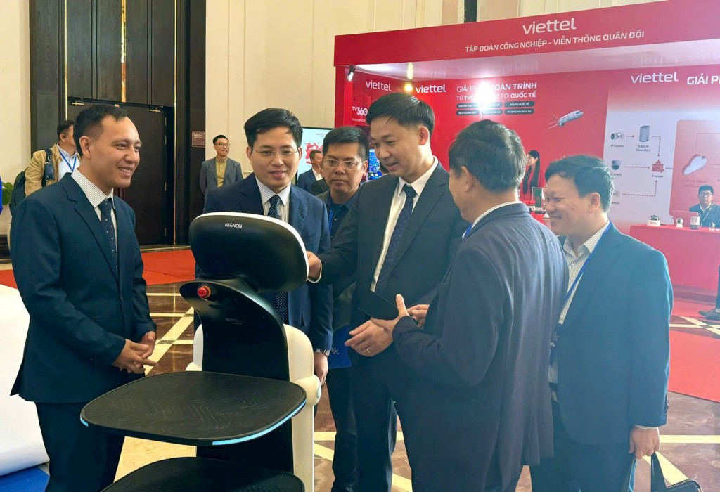 Các đại biểu tham quan gian hàng giới thiệu sản phẩm lĩnh vực công nghệ cao trong chế biến, chế tạo.