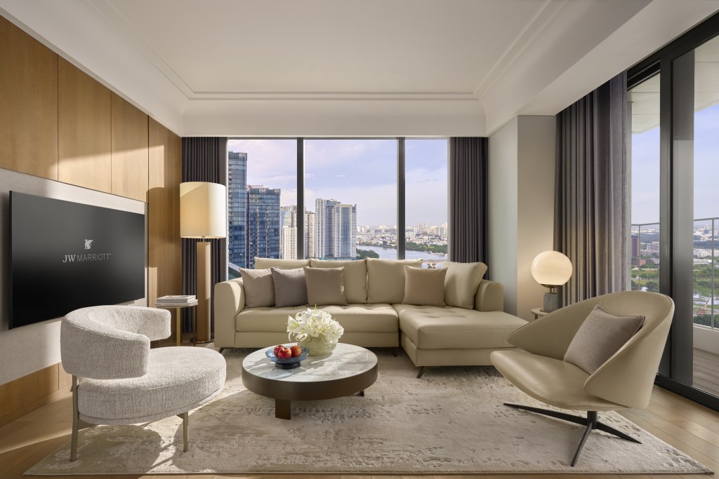 Không gian căn hộ JW Marriott Residences tại Grand Marina, Saigon tối ưu hóa ánh sáng tự nhiên với tông màu trung tính, khơi gợi tinh thần chánh niệm đặc trưng của thương hiệu