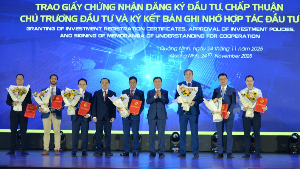 Lãnh đạo tỉnh Quảng Ninh và Lãnh đạo Bộ Khoa học - Công nghệ trao chứng nhận đầu tư cho 7 dự án về KHCN vào Quảng Ninh với tổng vốn hơn 607 triệu USD