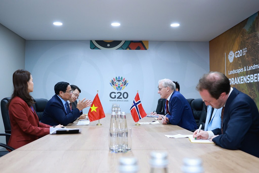 Thủ tướng Na Uy Jonas Gahr Store đề nghị hai nước mở rộng và làm sâu sắc hơn nữa quan hệ hợp tác trên các lĩnh vực, nhất là điện gió ngoài khơi, năng lượng tái tạo, kinh tế tuần hoàn, thủy hải sản, xử lý chất thải... Ảnh: VGP/Nhật Bắc