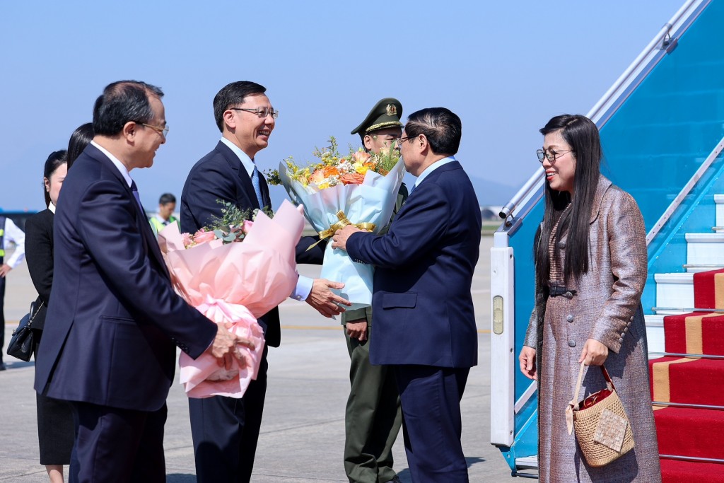 Lãnh đạo Văn phòng Chính phủ đón Thủ tướng và Phu nhân tại sân bay - Ảnh: VGP/Nhật Bắc Lãnh đạo Văn phòng Chính phủ đón Thủ tướng và Phu nhân tại sân bay - Ảnh: VGP/Nhật Bắc