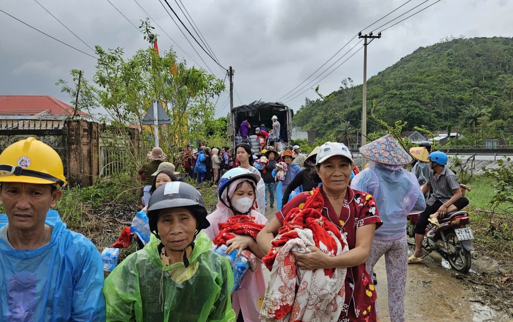 Người dân xã Xuân Lộc, tỉnh Đắk Lắk bày tỏ phấn khởi và xúc động khi nhận những phần quà hỗ trợ kịp thời từ các mạnh thường quân, người dân khắp mọi miền gửi về (Ảnh H.Quảng)
