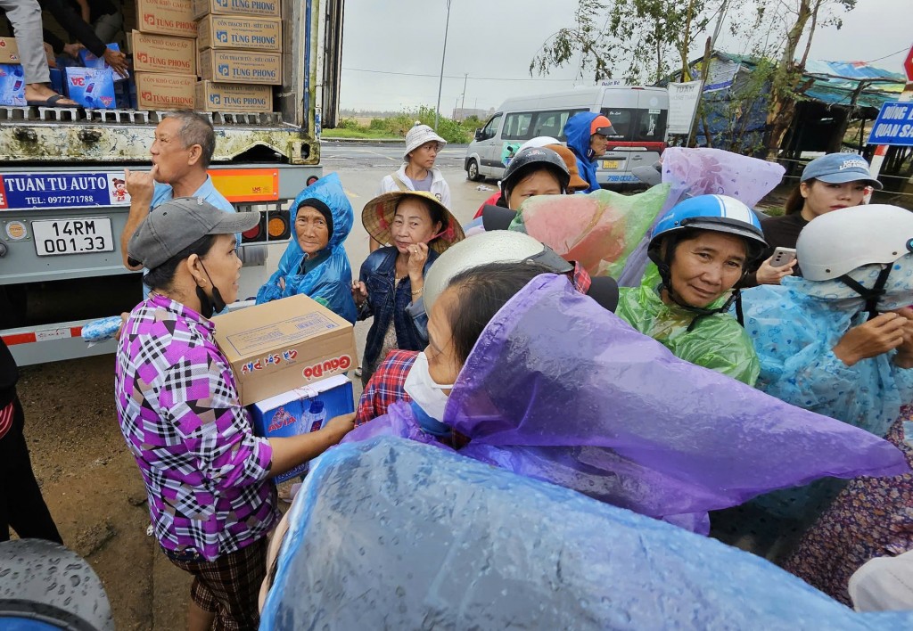 Đây là số hàng do những người ở nhiều nơi góp lại, chuyển đến bà con gặp khó khăn trong lũ (Ảnh H.Quảng)