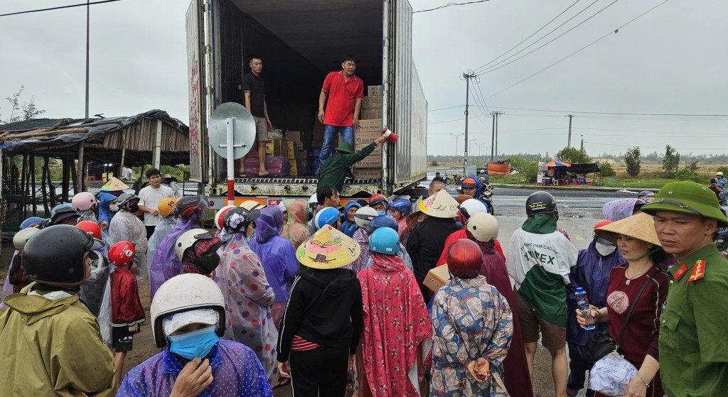 Trong nhiều ngõ nhỏ, xóm sâu, hình ảnh các đoàn thiện nguyện mang theo nhu yếu phẩm, thuốc men sẻ chia với người dân Đắk Lắk vùng lũ phía Đông (Ảnh H.Quảng)