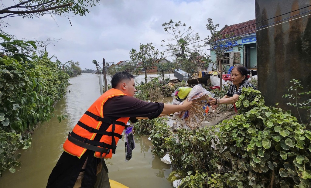Vạn tấm lòng chia sẻ với nỗi đau của đồng bào vùng ngập lụt (Ảnh H.Quảng)