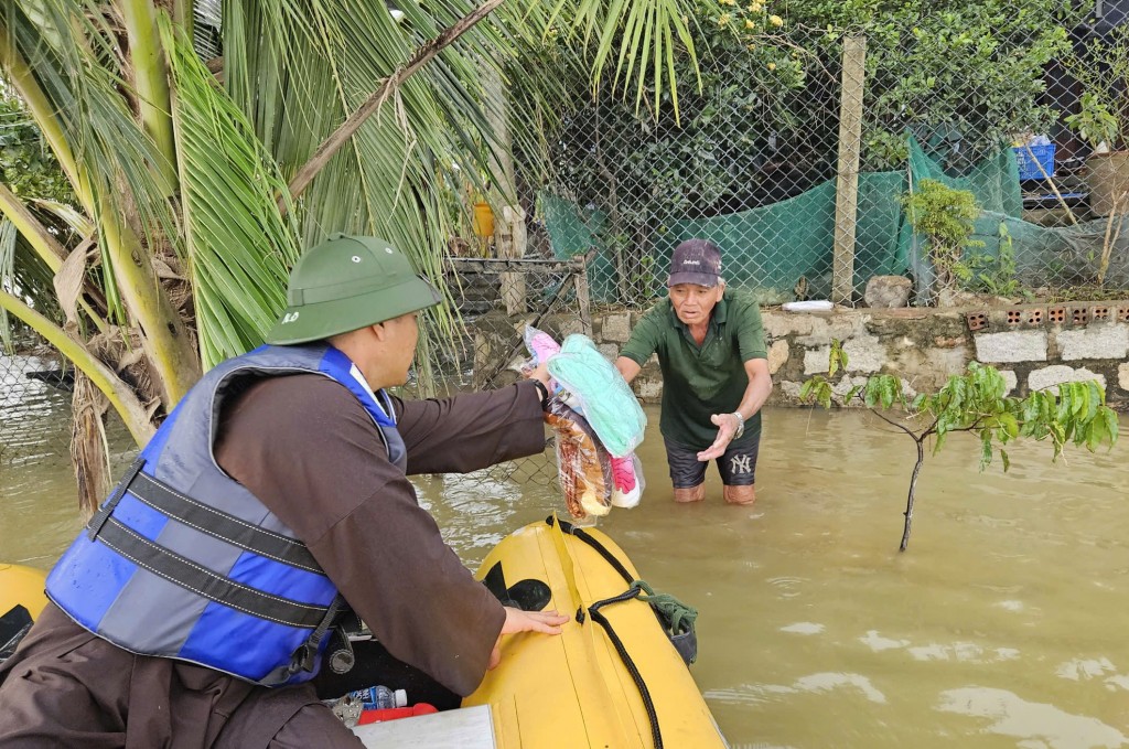 Nhiều thôn thuộc xã Hoà Xuân Đông, tỉnh Đắk Lắk vẫn còn bị lũ bao vây, đoàn cứu trợ phải dùng cano chuyên dụng mang theo đồ cứu trợ trao tận tay bà con (Ảnh H.Quảng) 