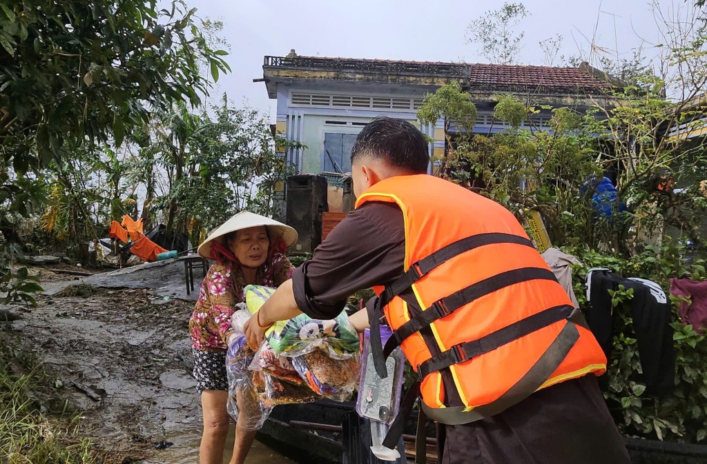 Nhiều người bật khóc khi nhận được nhu yếu phẩm sau nhiều ngày bị cô lập (Ảnh H.Quảng)