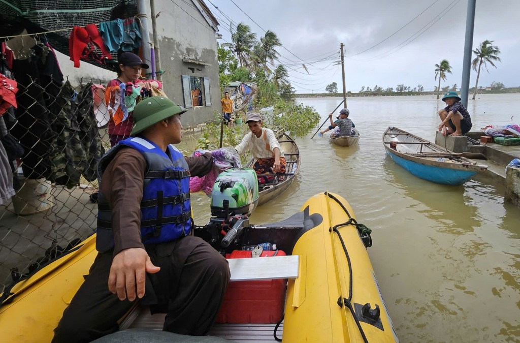 Người dân vui mừng khi nhận được tình cảm của người dân khắp nơi trên cả nước (Ảnh H.Quảng)