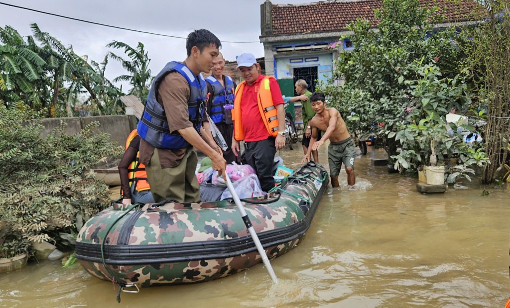 Sự hỗ trợ kịp thời này đến rất đúng lúc, giúp bà con an tâm hơn trong những ngày đầu sau lũ (Ảnh H.Quảng)