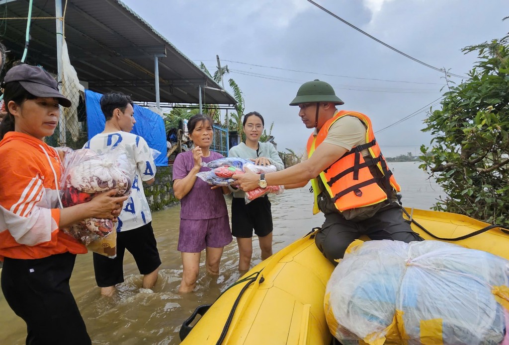 Phóng viên báo Tuổi trẻ Thủ đô đồng hành cùng đoàn thiện nguyện chùa Vân Tam Đảo, hỗ trợ hơn 1.500 suất quà cho bà con “rốn lũ” xã Hoà Xuân Đông 