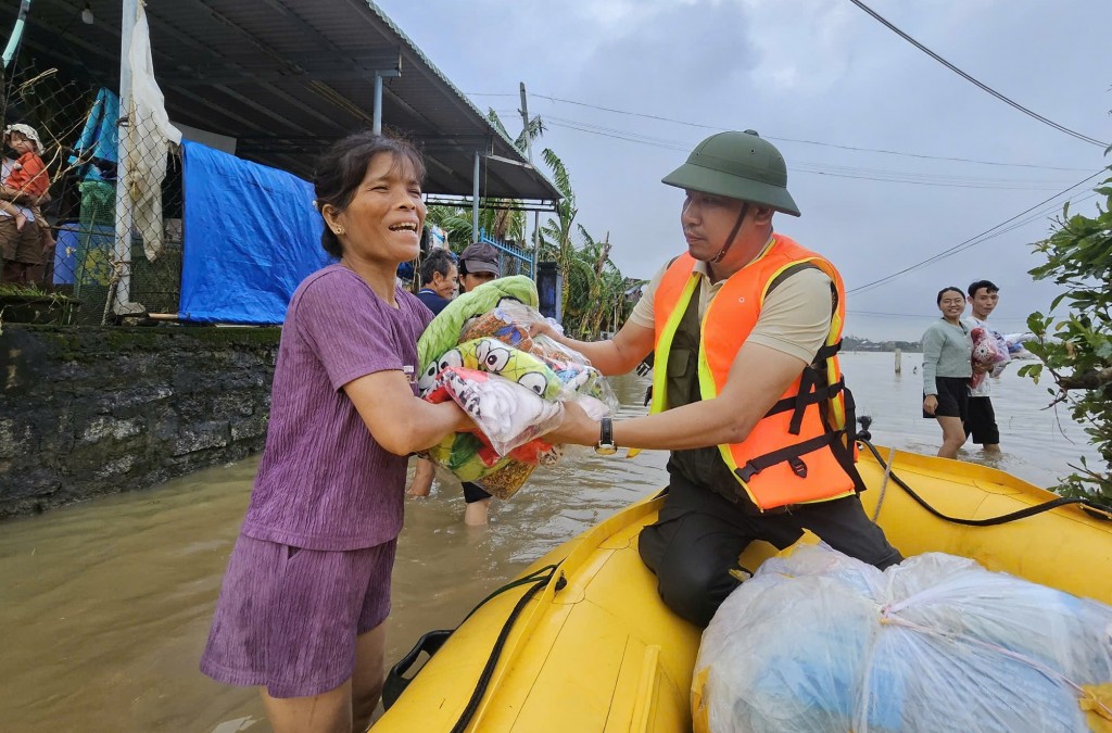 Người dân rưng rưng xúc động khi nhận được các phần quà hỗ trợ 