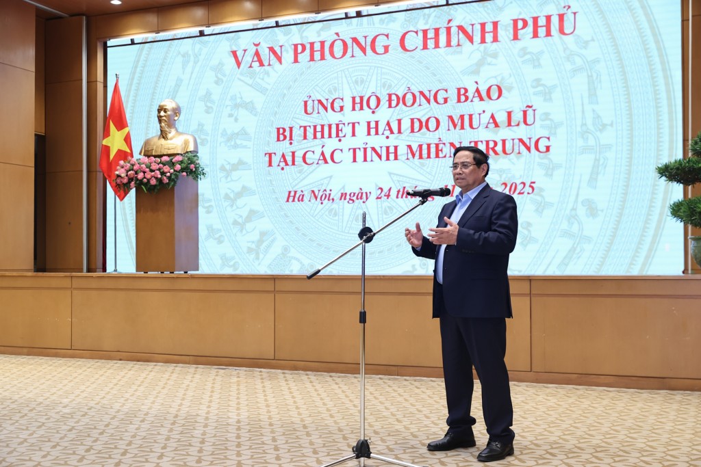 Thủ tướng Phạm Minh Chính phát động phong trào ủng hộ ít nhất mỗi người một ngày lương giúp đỡ đồng bào bị ảnh hưởng, thiệt hại bởi thiên tai - Ảnh: VGP/Nhật Bắc