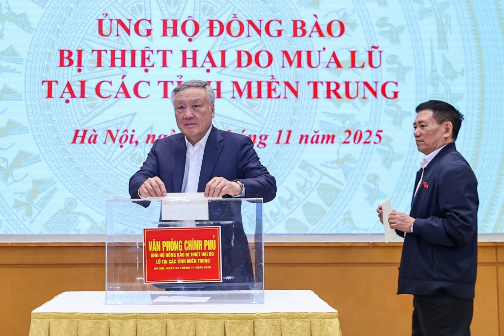 Phó Thủ tướng Thường trực Nguyễn Hòa Bình, Phó Thủ tướng Hồ Đức Phớc ủng hộ đồng bào- Ảnh: VGP/Nhật Bắc