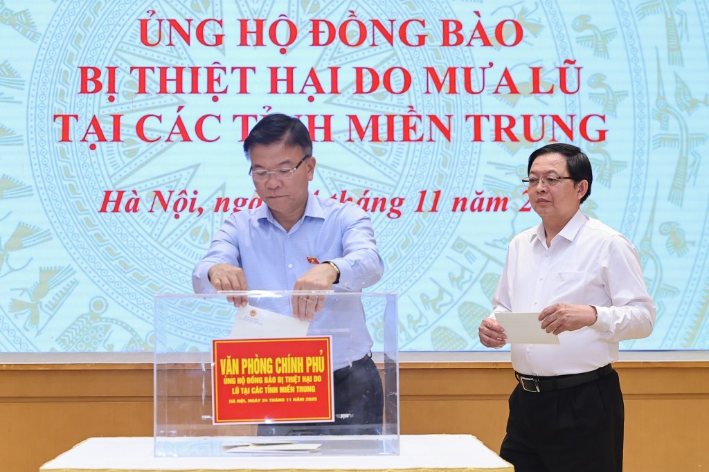 Phó Thủ tướng Lê Thành Long, Phó Thủ tướng Hồ Quốc Dũng ủng hộ đồng bào - Ảnh: VGP/Nhật Bắc