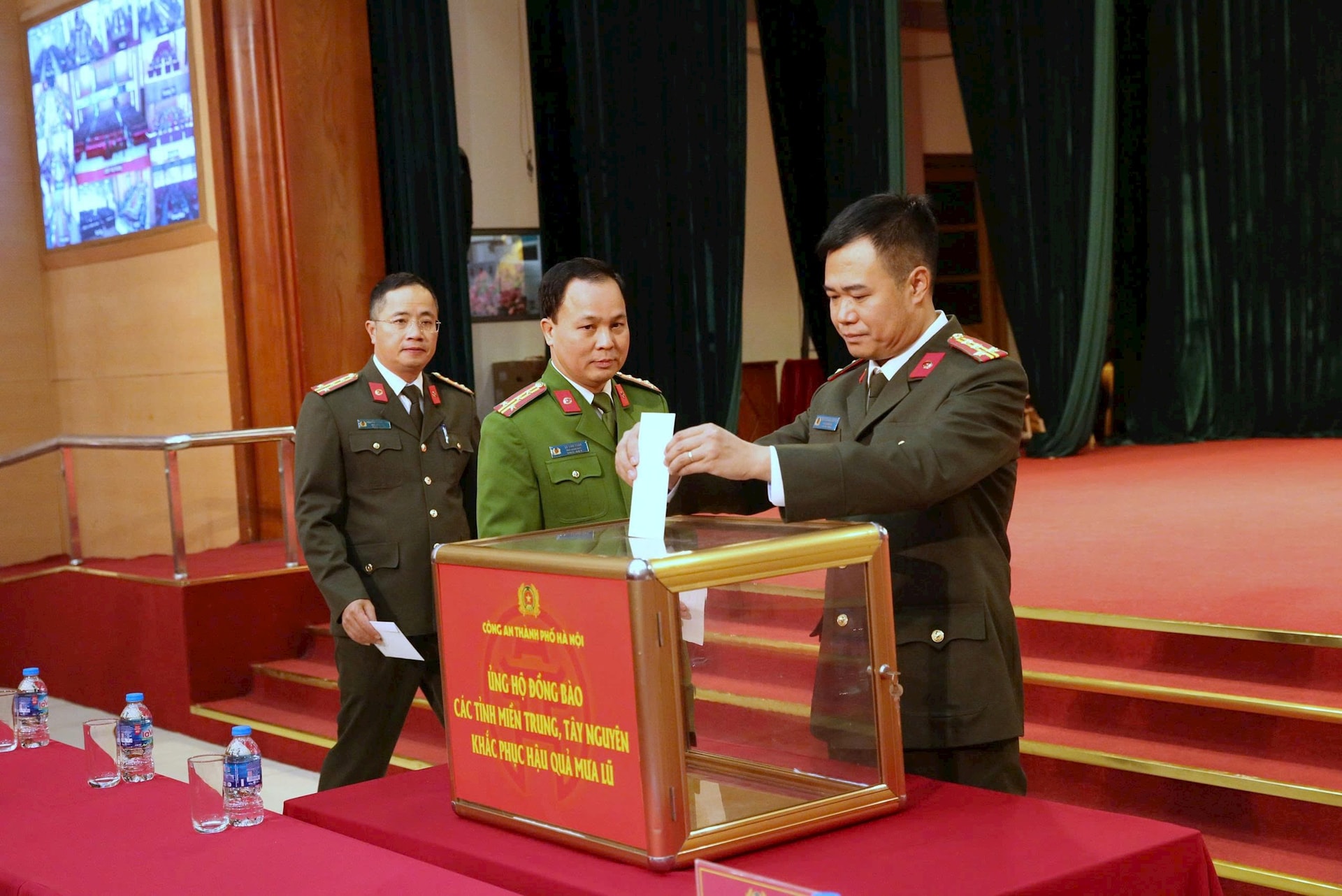 Công an TP Hà Nội quyên góp ủng hộ đồng bào miền Trung khắc phục hậu quả bão lũ Công an TP Hà Nội quyên góp ủng hộ đồng bào miền Trung khắc phục hậu quả bão lũ