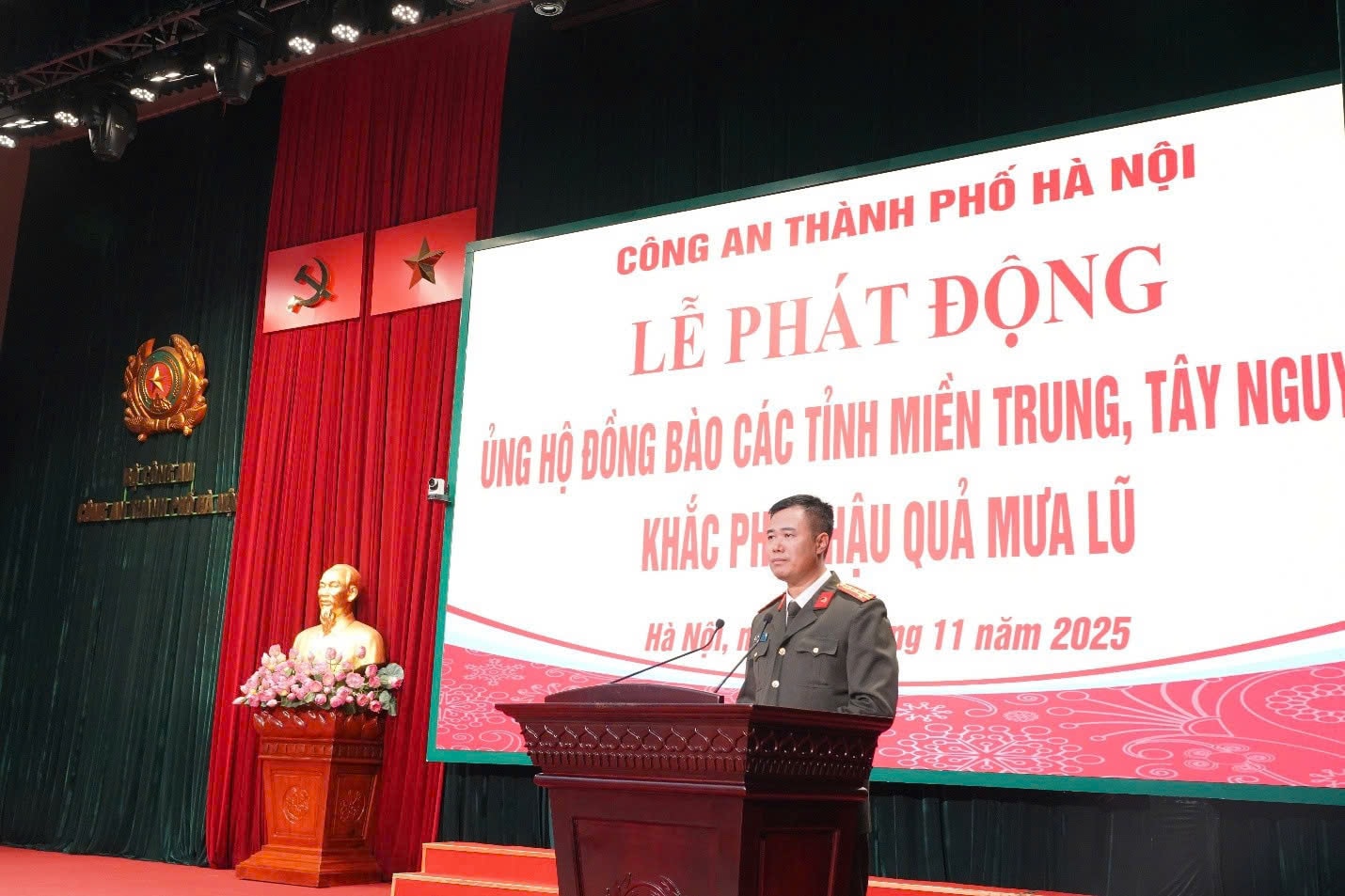 Công an TP Hà Nội quyên góp ủng hộ đồng bào miền Trung khắc phục hậu quả bão lũ Công an TP Hà Nội quyên góp ủng hộ đồng bào miền Trung khắc phục hậu quả bão lũ