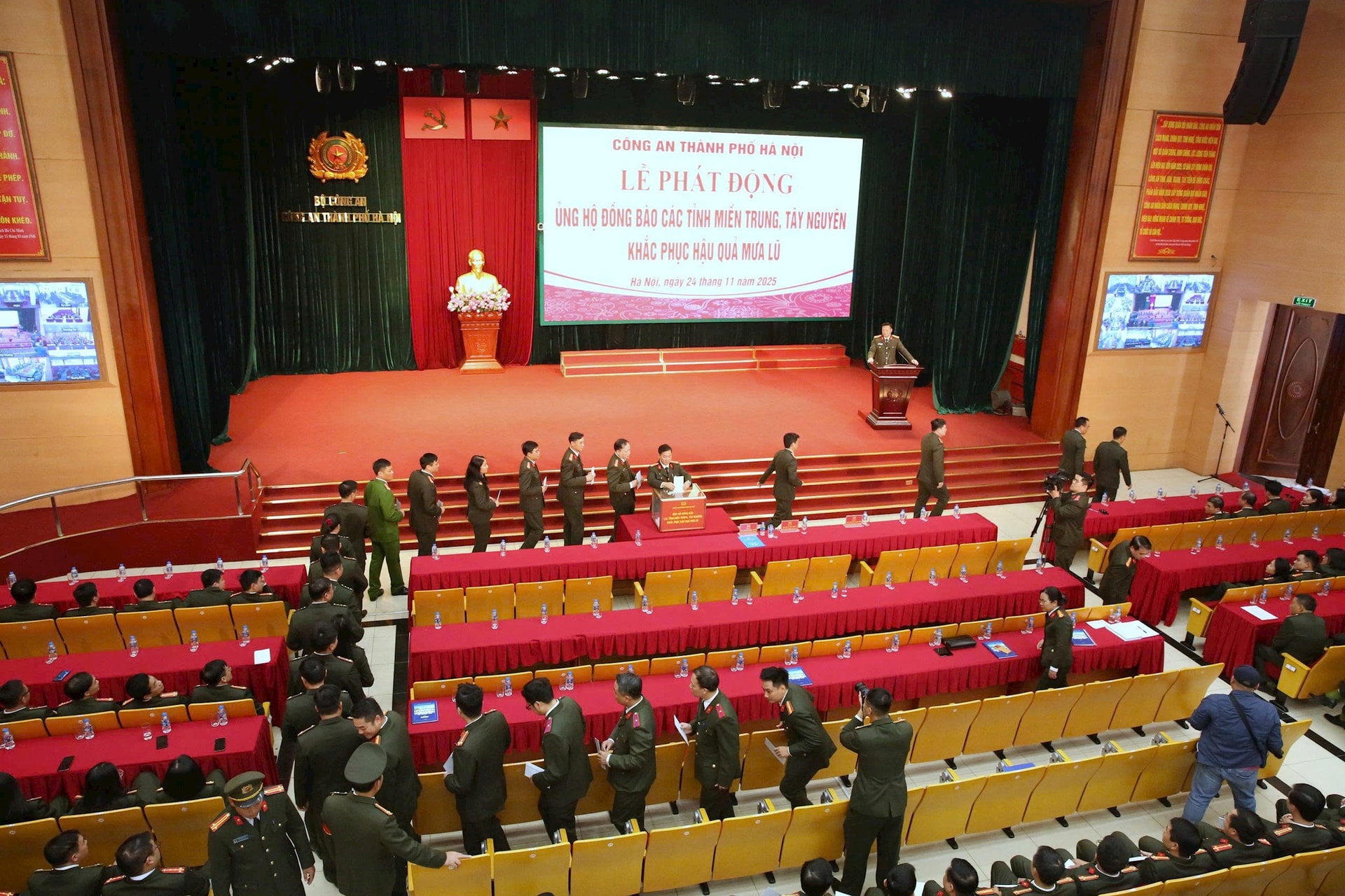 Công an TP Hà Nội quyên góp ủng hộ đồng bào miền Trung khắc phục hậu quả bão lũ Công an TP Hà Nội quyên góp ủng hộ đồng bào miền Trung khắc phục hậu quả bão lũ