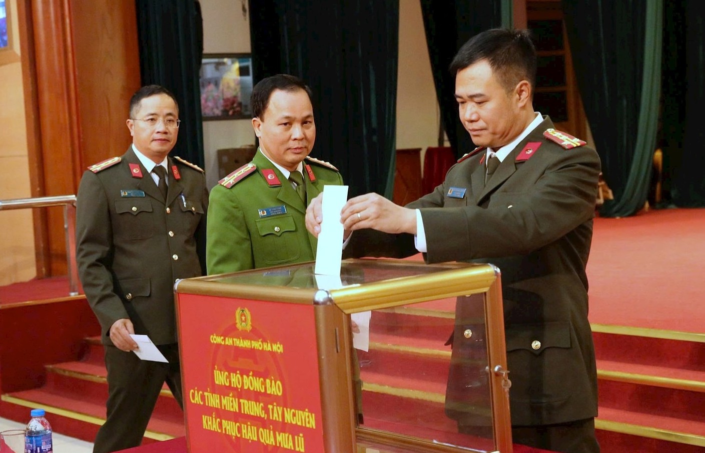 Công an TP Hà Nội quyên góp ủng hộ đồng bào miền Trung khắc phục hậu quả bão lũ