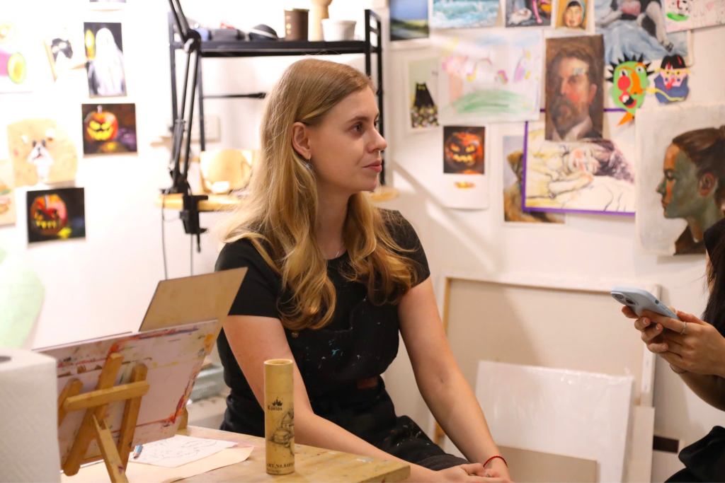 “Tôi muốn tạo ra workshop dành cho những người giống tôi, những người không chỉ muốn học vẽ mà còn muốn gặp gỡ, kết nối với những người khác thông qua nghệ thuật” - Marta chia sẻ lý do thành lập BRUSH Studio