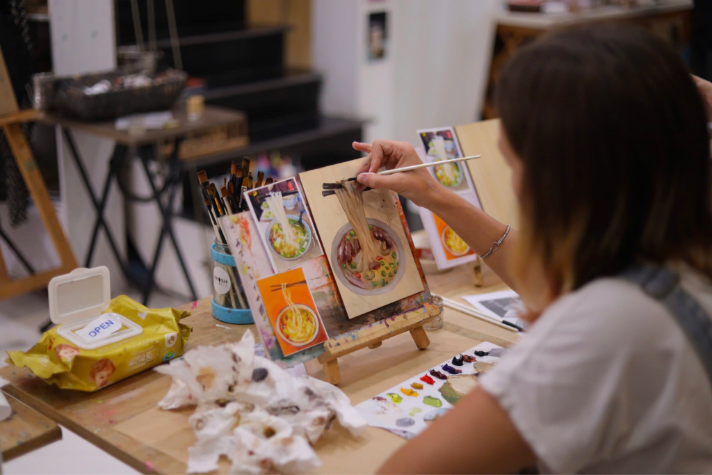 Học viên chăm chú vẽ tranh trong buổi workshop vẽ phở