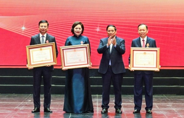 Nguyên Phó Thống đốc Thường trực Đào Minh Tú đón nhận Huân chương Độc lập hạng Nhì