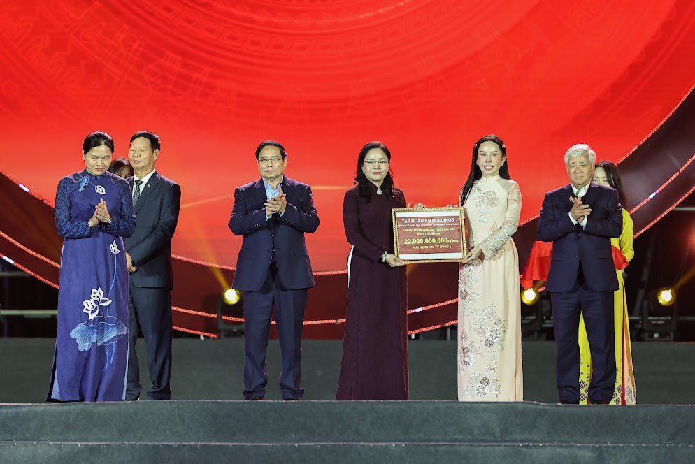 Các tập thể, doanh nghiệp trao tiền quyên góp ủng hộ đồng bào Miền Trung - Tây Nguyên bị thiệt hại do mưa lũ gây ra với tổng số tiền 540 tỷ đồng - Ảnh: VGP/Nhật Bắc