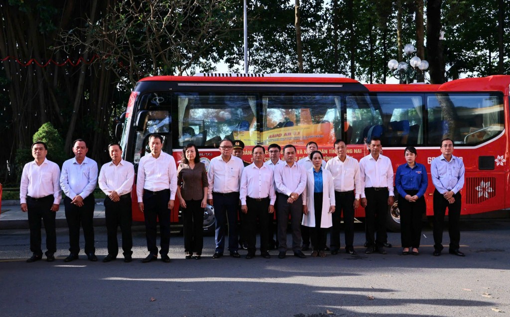 Đồng chí Vũ Hồng Văn, Bí thư Tỉnh ủy, Trường đoàn Đại biểu Quốc hội tỉnh Đồng Nai cùng lãnh đạo tỉnh và đại biểu dự lễ xuất quân (Ảnh: Công Nghĩa)