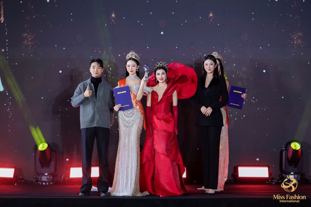 Emily Hồng Nhung cùng Chủ tịch cuộc thi cô Carina (ngoài cùng bên phải) trao giải Á hậu 1 Emily Hồng Nhung cùng Chủ tịch cuộc thi cô Carina (ngoài cùng bên phải) trao giải Á hậu 1