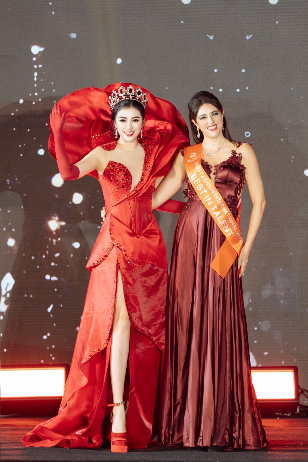 Emily Hồng Nhung trao giải Tài năng cho Thí sinh đại diện Mỹ Emily Hồng Nhung trao giải Tài năng cho Thí sinh đại diện Mỹ