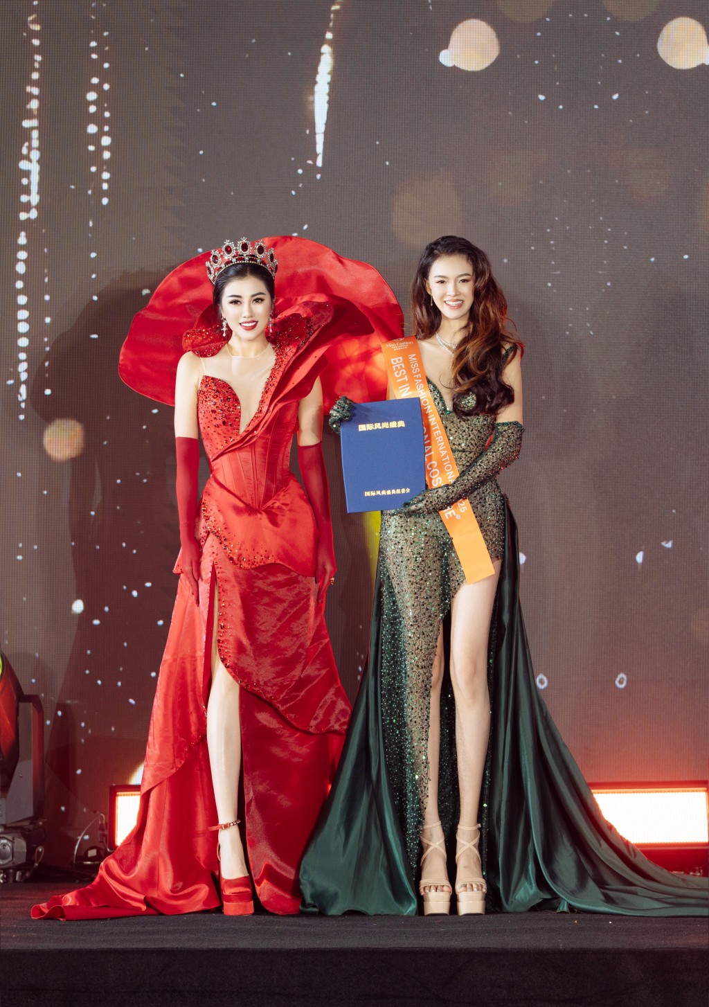 Emily Hồng Nhung trao giải Trang phục dân tộc đẹp nhất tới thí sinh đại diện Malaysia Emily Hồng Nhung trao giải Trang phục dân tộc đẹp nhất tới thí sinh đại diện Malaysia