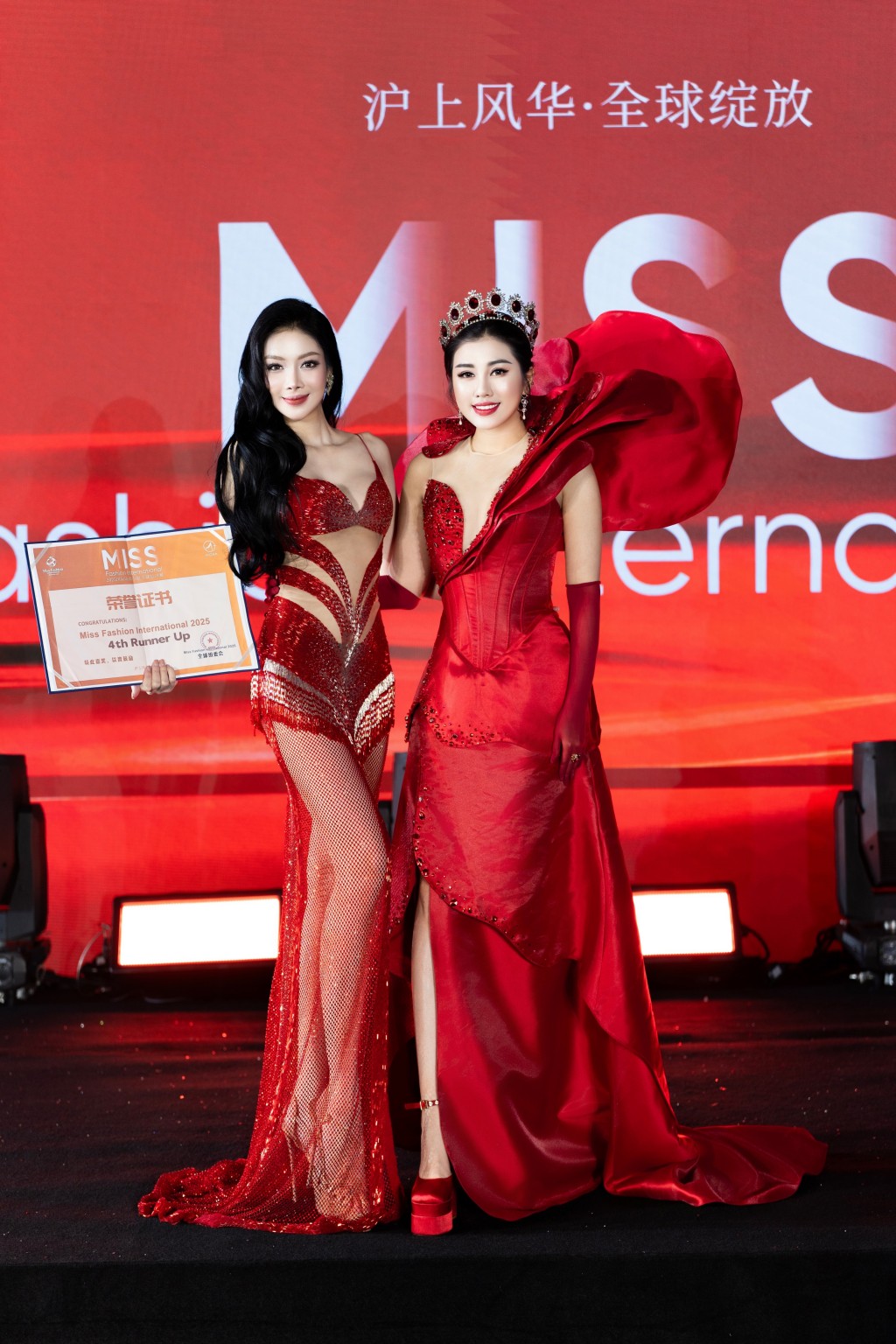 Emily Hồng Nhung và Đại diện Việt Nam đạt Á hậu 4 Emily Hồng Nhung và Đại diện Việt Nam đạt Á hậu 4