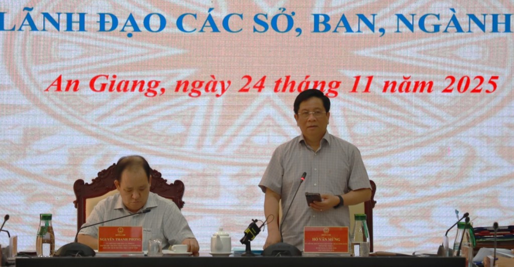 Chủ tịch UBND tỉnh An Giang Hồ Văn Mừng phát biểu chỉ đạo tại cuộc họp (ảnh: Bích Thùy)