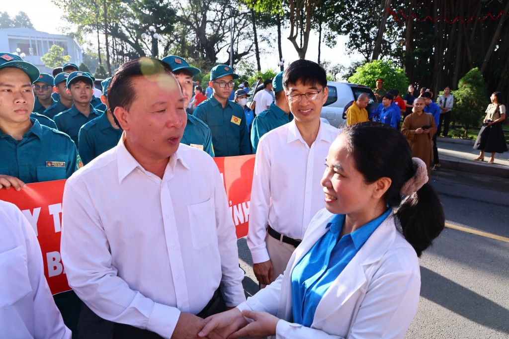 Đồng chí Nguyễn Văn Út, Phó Bí thư Tỉnh ủy, Chủ tịch UBND tỉnh Đồng Nai động viên đoàn công tác trước khi xuất quân lên đường làm nhiệm vụ (Ảnh: Công Nghĩa)